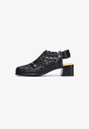 Chaussure en cuir noir avec un design tissé, dos ouvert, petit talon carré, coutures décoratives et accents subtils. Texture lisse avec une forme structurée.