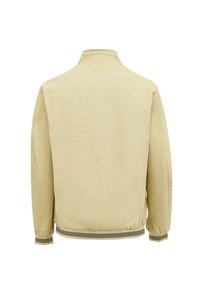 Lichtbeige jas met een staande kraag, elastische manchetten en een geribde onderrand. De stof lijkt glad met geen zichtbare patronen of accenten.