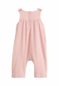 Różowy rompers z prążkowanego materiału z kokardkami na ramionach i zapięciem na guziki z tyłu. Posiada luźny krój i skrócone nogawki. Gładka faktura.