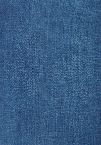 Denimtyg, medelblå nyans, texturerad yta med tydligt vävmönster, mjuk med lätt glans. Lämplig för vardagskläder.