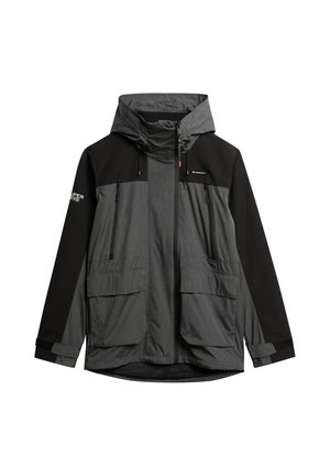 Chaqueta impermeable gris y negra con capucha, que presenta un patrón de cuadros, múltiples bolsillos frontales y puños ajustables.