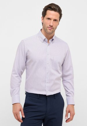 Langärmeliges Hemd mit Knöpfen in Weiß mit lila Karomuster. Ausgestattet mit spitzem Kragen und normaler Passform. Der Stoff wirkt glatt.
