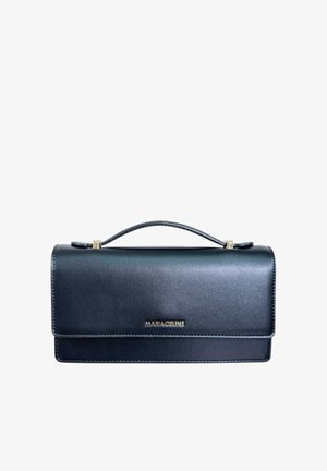 Borsa rettangolare nera con manico superiore e logo dorato "Maria Celine" sulla patta frontale su sfondo bianco.