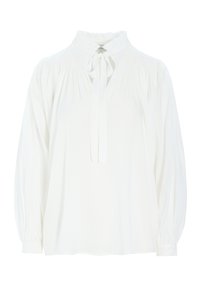 Blusa blanca con cuello alto y detalle de lazo, con mangas largas abullonadas y adornos fruncidos en los hombros, hecha de una tela suave.