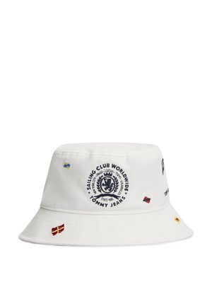 Weißer Bucket-Hut mit besticktem Segelclub-Logo und mehreren bunten nautischen Flaggen, die über die Oberfläche des Hutes verteilt sind.