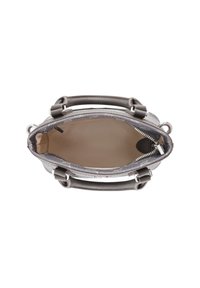 Grå læderhandbag med sølvhardware, dobbelte håndtag og lynlås lukning. Indvendigt er den beige uden yderligere lommer.