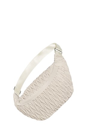 Bež torbica za ramo iz nabranega blaga z širokim nastavljivim trakom in kovinsko zaponko na belem ozadju.