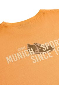 Camiseta de algodón naranja con un gráfico de una zapatilla, con el texto "MUNICH SPORT SINCE 1980" en letras blancas y gris oscuro.