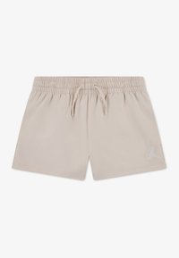Μπεζ αθλητικό σορτς από απαλό ύφασμα, με ελαστική μέση και κορδόνι, καθώς και ένα μικρό λευκό λογότυπο στο κάτω δεξί μέρος.