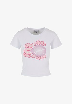 Bílý bavlněný tričko s růžovým grafickým textem "MŮŽU TI DÁT PUSU" s designem rtů a bubliny. Krátké rukávy a přiléhavý střih.
