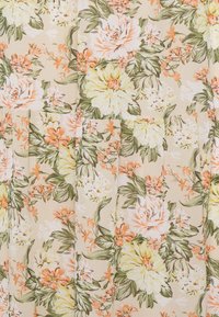 Beige kukkakangas, jossa on suuria ruusuja vaaleanpunaisten ja keltaisten pastellisävyjen sävyissä, korostettuna vihreillä lehdillä ja pienemmillä oransseilla kukilla.