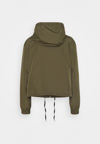Jasnooliwkowa, lekka kurtka z kapturem, elastycznymi mankietami i regulowanymi trokami w dolnej części. Gładki, wodoodporny materiał.