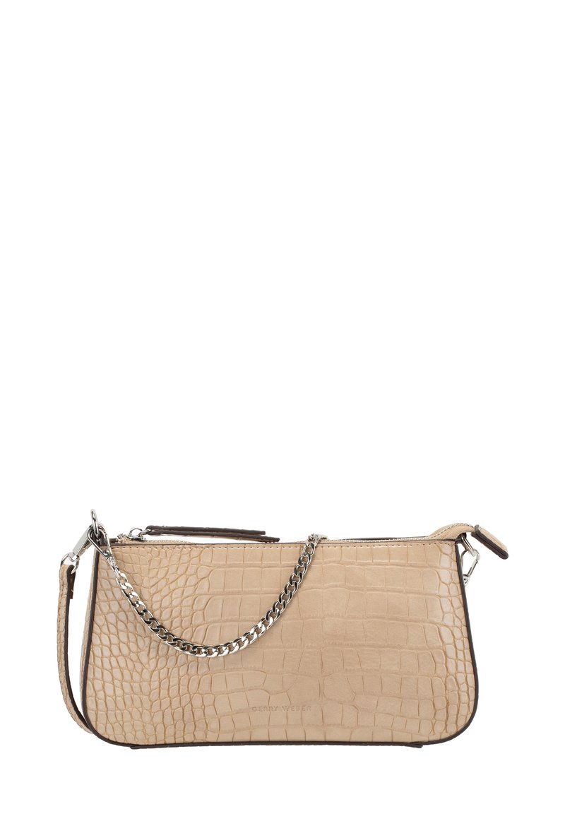 Borsa beige con texture a coccodrillo, catena argentata e tracolla sottile removibile, chiusura superiore con zipper e delicata timbratura del marchio.