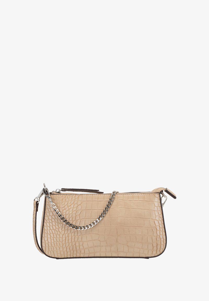 Borsa beige con texture a coccodrillo, catena argentata e tracolla sottile removibile, chiusura superiore con zipper e delicata timbratura del marchio.