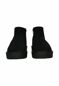 Botines de ante negro hasta el tobillo con puntera redonda, cremalleras laterales y suelas de goma negra texturizada. Diseño simple y aerodinámico.