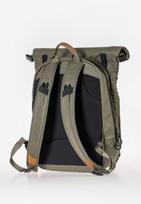 Zaino a roll-top verde oliva con interno imbottito nero, spallacci regolabili e un accento in pelle arancione. Presenta una chiusura esterna con zip e fibbia.