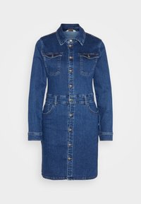 Jeansklänning i mörkblått med en knappslå framtill, två bröstfickor, midja med bälte och långa ärmar. Tillverkad av bomull med en mjuk textur.