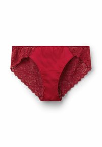 Rote Spitzenunterwäsche mit gewelltem Saum und einem glatten Stoffkörper für den Kontrast. Dekorative Spitzenseiten mit filigranen Mustern.