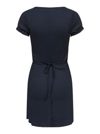 Robe bleu marine à manches courtes avec encolure bateau et ceinture à la taille, tissu texturé, vue de dos.
