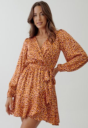 Vestido envolvente en naranja con patrones abstractos multicolores, mangas largas y vaporosas, cintura ceñida y falda acampanada. Textura de tela suave.