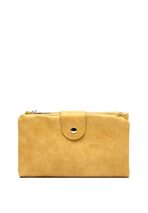 Portafoglio in pelle gialla con pattina a bottone automatico e scomparto superiore con cerniera, mostrato su uno sfondo bianco.