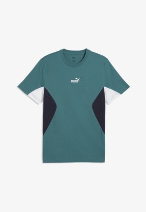 Türkizkék Puma rövid ujjú póló fehér és fekete oldalsó panelekkel, középen a mellkasnál fehér Puma logóval.