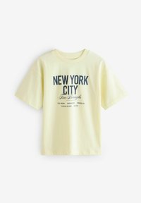 Gelbes Baumwoll-T-Shirt mit einem dunkelblauen Grafikdruck, der "NEW YORK CITY" und "Five Boroughs" beinhaltet, mit Städtenamen darunter.