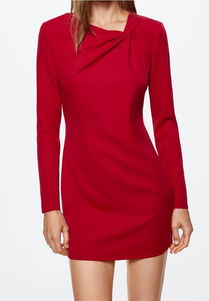Robe rouge longueur genou à manches longues avec un détail de décolleté drapé. Fabriquée en tissu lisse, elle offre une silhouette ajustée et un design minimaliste.