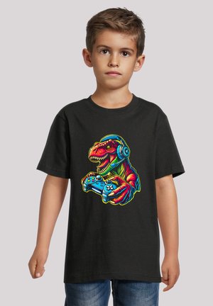 Schwarzes T-Shirt mit einem bunten Grafikdesign eines Dinosauriers, der Kopfhörer trägt und einen Spielcontroller hält. Kurze Ärmel, klassischer Schnitt.