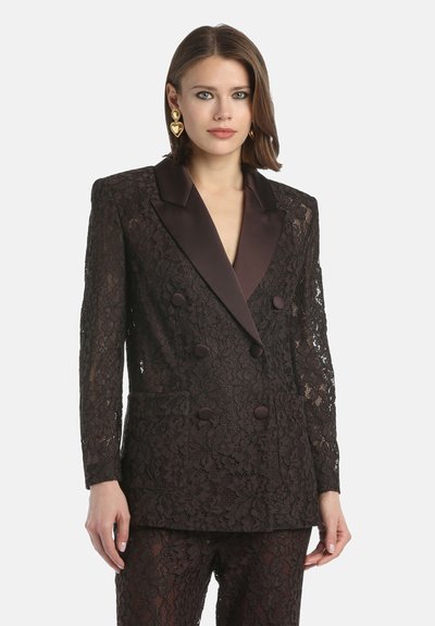 Kant dubbele-breasted blazer in donkerbruin. Kenmerkt satijnen revers, twee voorzakken en knoopsluitingen. Lange mouwen met kanttextuur.