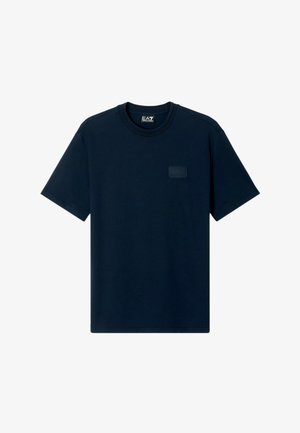 Marineblauw T-shirt met korte mouwen en ronde hals, met een klein EA7-logoplaatje op de linkerborst.