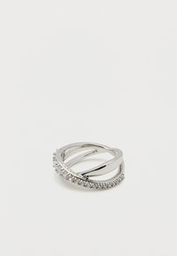 Ασημένιο δαχτυλίδι με ανοιχτό σχεδιασμό που διασταυρώνεται, με μία σειρά διακοσμημένη με μικρές καθαρές πολύτιμες πέτρες.