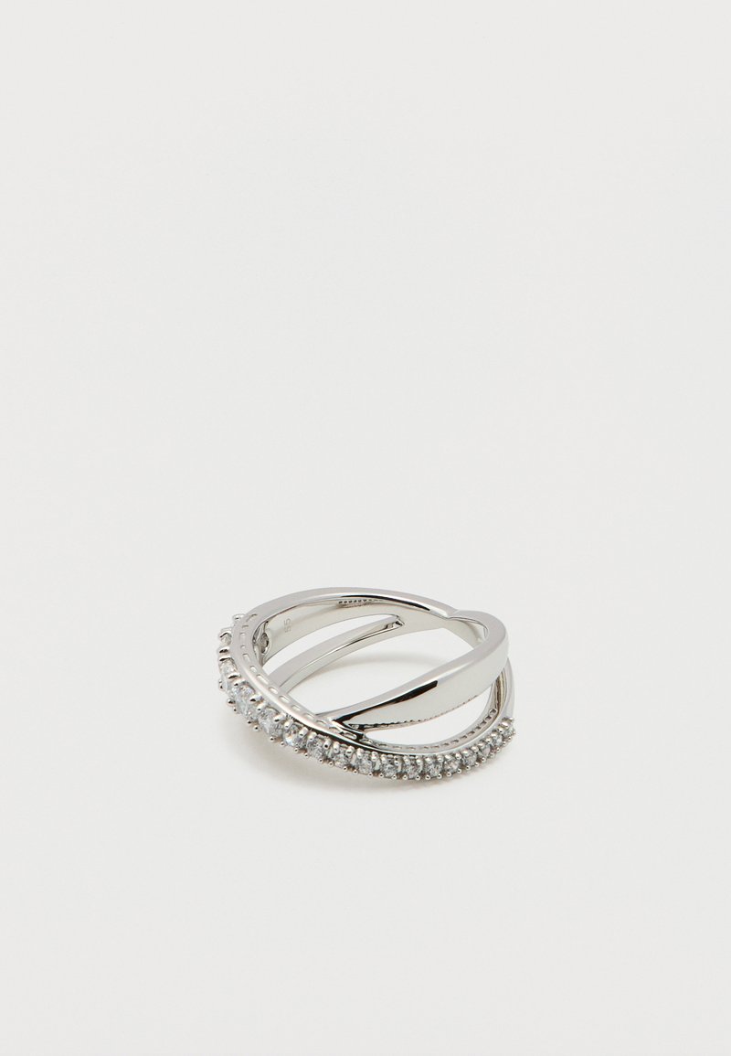 Ασημένιο δαχτυλίδι με ανοιχτό σχεδιασμό που διασταυρώνεται, με μία σειρά διακοσμημένη με μικρές καθαρές πολύτιμες πέτρες.