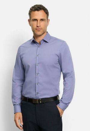 Helllila langärmliges Hemd mit Button-Down-Kragen, kontrastierenden Knöpfen, glatter Textur und Slim Fit, kombiniert mit dunklen Hosen.