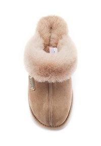 Beige suède pantoffel met een zachte, lichtgekleurde synthetische bontkraag. Rond gevormd, met gestikte details en een label aan de zijkant.