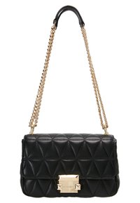 Černá prošívaná kožená kabelka s geometrickým vzorem, zlatým řetízkovým popruhem a obdélníkovým zapínáním. Kompaktní obdélníkový tvar.