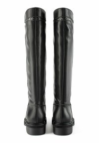 Botine negre din piele, de înălțime până la genunchi, cu o textură netedă, cusături subtile și o serie de stud-uri decorative în partea de sus. Talpă din cauciuc plat.