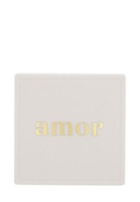 Kvadratisk vit keramikskål med en slät yta, med "amor" i guldfolie på mitten inom en subtil kant.