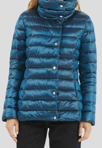 Vatteret jakke i dyb blå, med høj krave, vandret quiltet mønster og trykknapper. Fremstillet af skinnende, glat materiale.