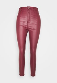 Pantalon skinny en similicuir bordeaux à taille mi-haute, doté d'une fermeture éclair avant, d'un bouton et de détails de couture minimalistes.