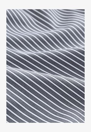 Grijze stof met witte verticale strepen, met een gladde textuur en een zachte uitstraling, met plooien die een golfachtig effect creëren.