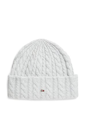 Bonnet d'hiver blanc en tricot avec motif torsadé et petit logo rectangulaire sur le revers.