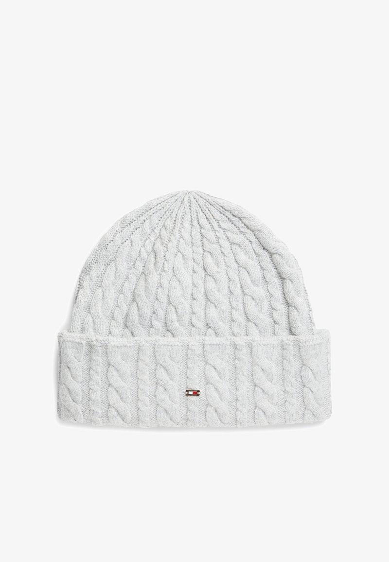 Bonnet d'hiver blanc en tricot avec motif torsadé et petit logo rectangulaire sur le revers.