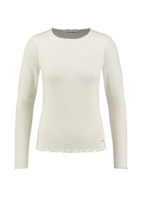 Haut blanc à manches longues en tissu texturé avec un ourlet festonné et un col rond. Présente un petit logo accentué en bas.