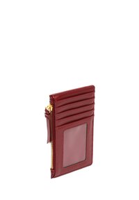 Portafoglio in pelle bordeaux con chiusura a zip, sei slot per carte e una finestra trasparente per l'ID. Superficie testurizzata e dettagli in metallo dorato.