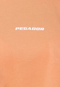 Pegador LAYLA CROPPED TEE - T-shirts - washed apricot/white