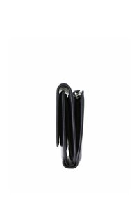 Portefeuille en cuir noir plié avec plusieurs compartiments, vu de côté sur un fond blanc.