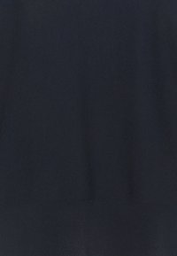 Námořnický pletený svetr s žebrovanou texturou, kulatým výstřihem a dlouhými rukávy, s hladkým dokončením na těle a lemech.