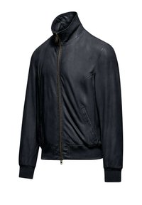 Giubbotto di pelle nera con colletto alto, chiusura con zip, polsini elasticizzati, tasche laterali e una texture liscia, che mostra un design elegante.