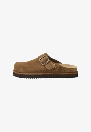 Brauner Wildleder-Clog zum Hineinschlüpfen mit verstellbarem silbernen Schnallenriemen und strukturierter schwarzer Sohle, für den Freizeitgebrauch entworfen.